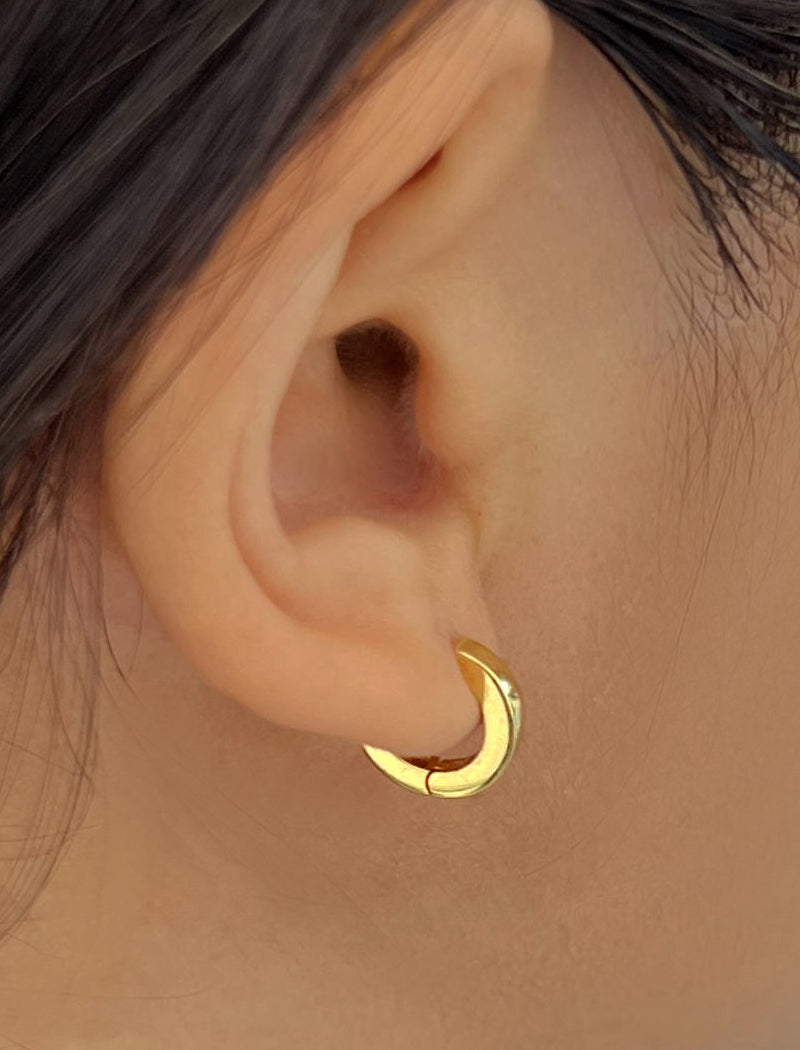 ESSENTIAL Small Huggie (One Earring Only)